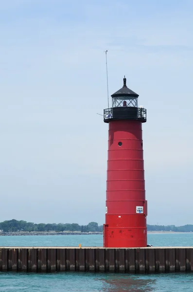 Красный стальной маяк — стоковое фото