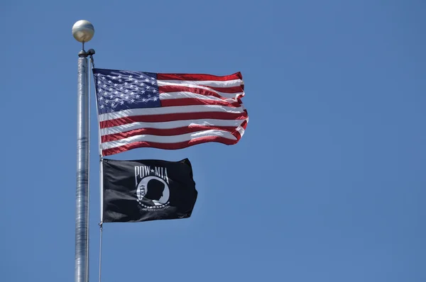 Amerikanska och pow-mia flagga — Stockfoto