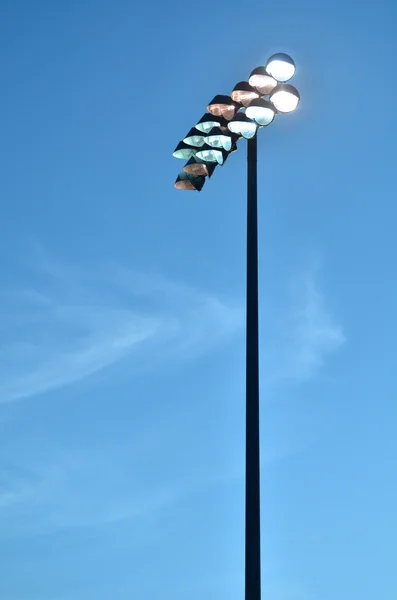 Stadion světla proti večerní obloze — Stock fotografie