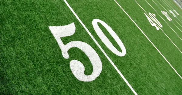 Bekijken van bovenaf van vijftig yard lijn op Amerikaanse voetbalveld — Stockfoto