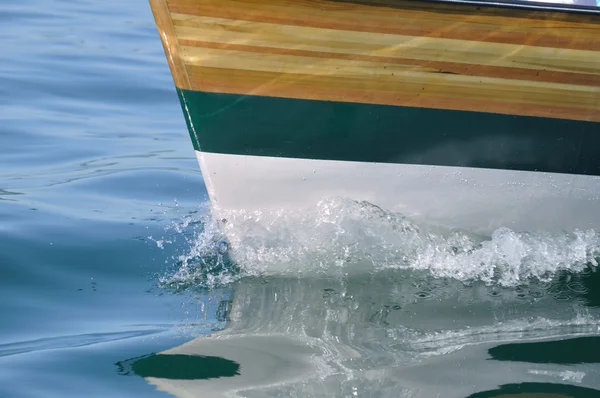 Holzstreifenboot — Stockfoto