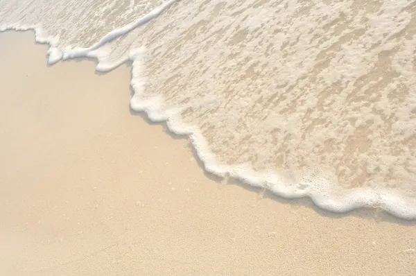 Beyaz kum plaj kıyısında dalgaları — Stok fotoğraf