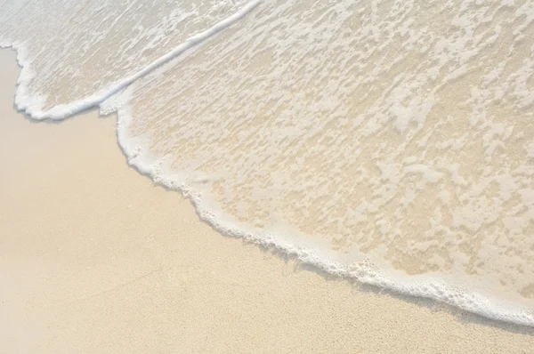 Beyaz kum plaj kıyısında dalgaları — Stok fotoğraf