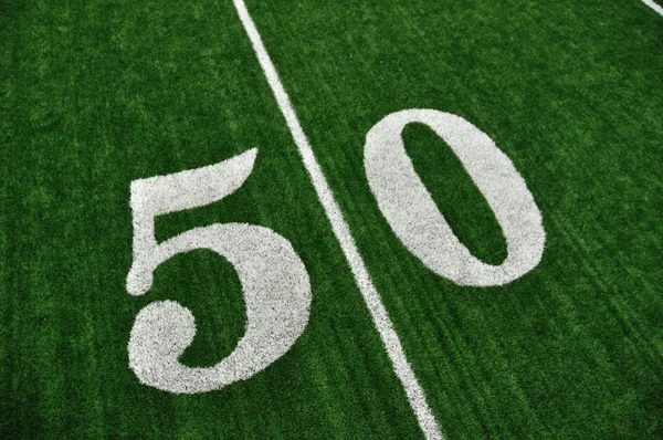 Vista de Acima de Fifty Yard Line no campo de futebol americano — Fotografia de Stock