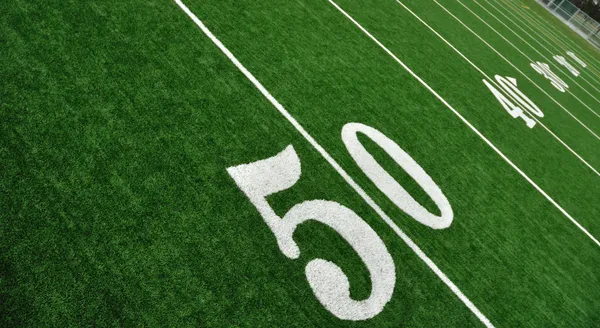 Pohled shora na 50 yard line na americké fotbalové hřiště — Stock fotografie
