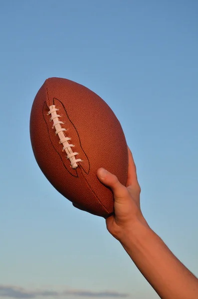 Jugador de fútbol americano sosteniendo la pelota —  Fotos de Stock