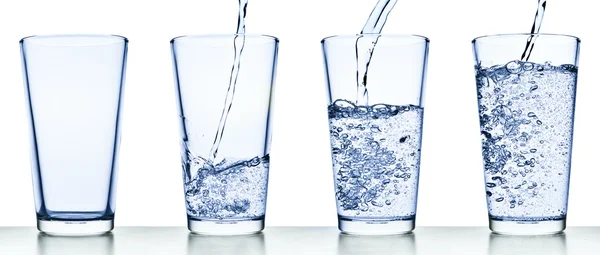 Verter agua en el vaso — Foto de Stock