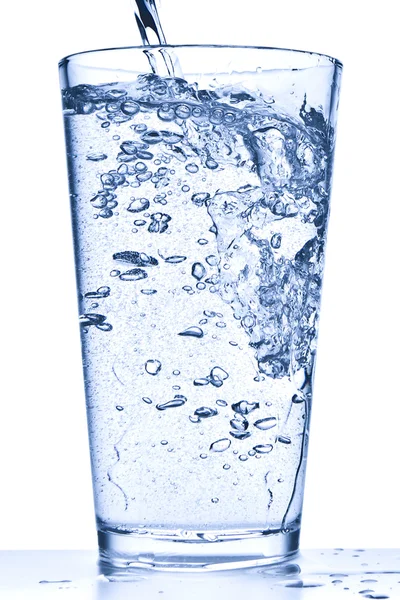 Χύτευση νερού σε γυαλί — Φωτογραφία Αρχείου