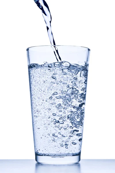 Wlewanie wody do szkła — Zdjęcie stockowe