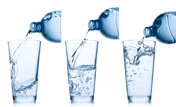 Hæld vand i glas - Stock-foto