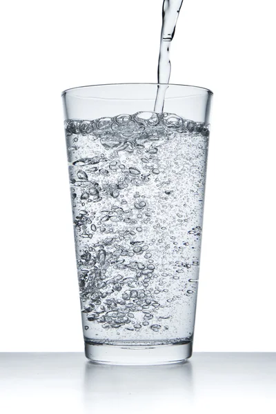 Verser de l'eau dans le verre — Photo