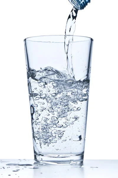 Lití vody do skla — Stock fotografie