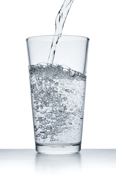 Versando acqua nel vetro — Foto Stock