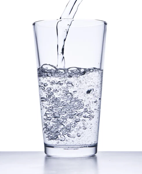Verter agua en el vaso — Foto de Stock