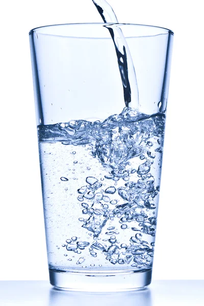 Χύτευση νερού σε γυαλί — Φωτογραφία Αρχείου