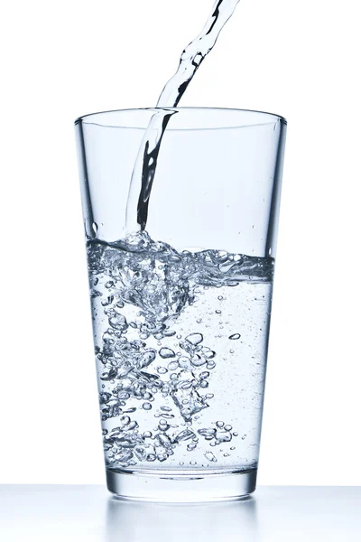 Lití vody do skla — Stock fotografie