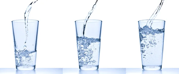 Wlewanie wody do szkła — Zdjęcie stockowe