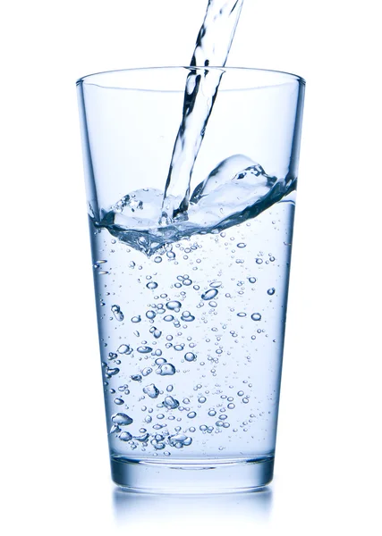 Gieten van water in glas — Stockfoto