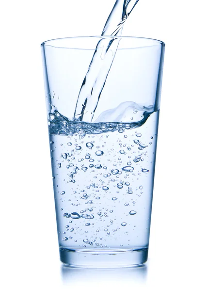 Verser de l'eau dans le verre — Photo