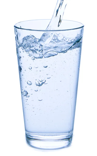 Наливание воды в стекло — стоковое фото