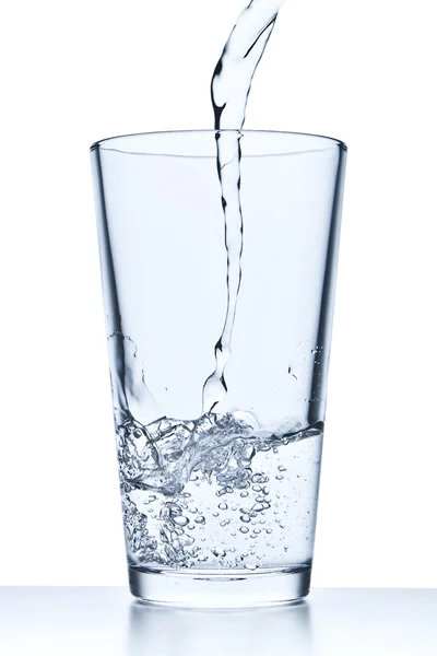 Derramando água em vidro — Fotografia de Stock