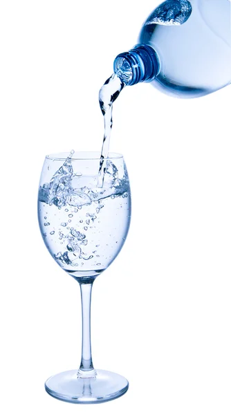 Gieten van water in glas — Stockfoto