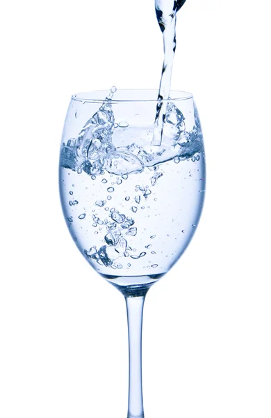 Menuangkan air ke dalam gelas — Stok Foto