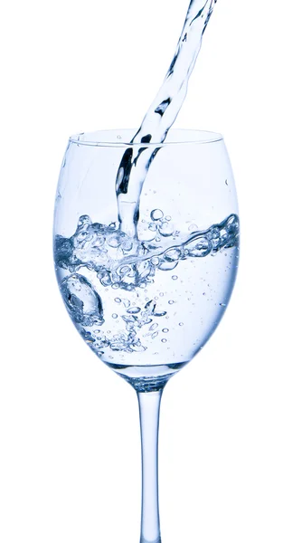 Наливание воды в стекло — стоковое фото