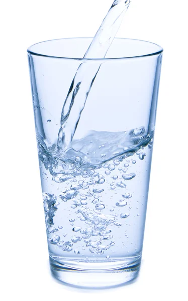 Gieten van water in glas Stockfoto