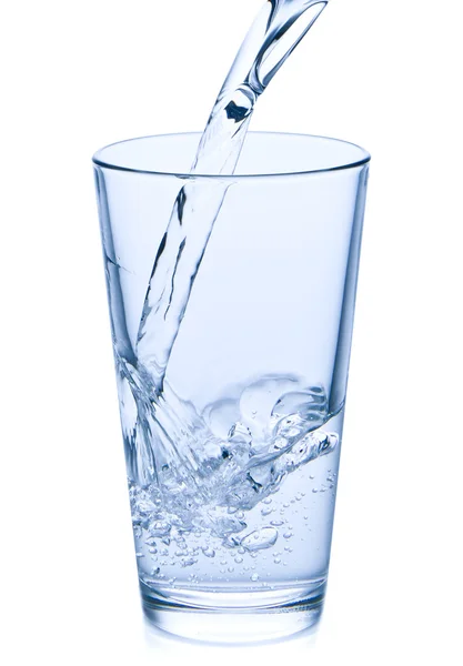 Gieten van water in glas Rechtenvrije Stockafbeeldingen