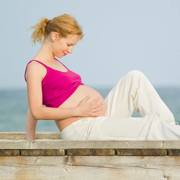 Gravid kvinna på strand — Stockfoto