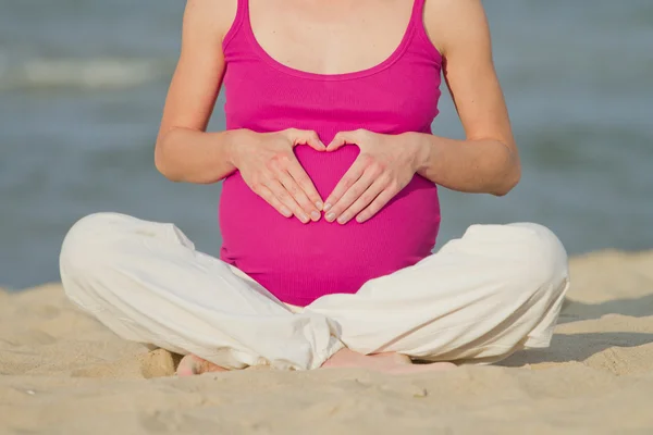 Pregnant woman on beach — Stock Photo, Image