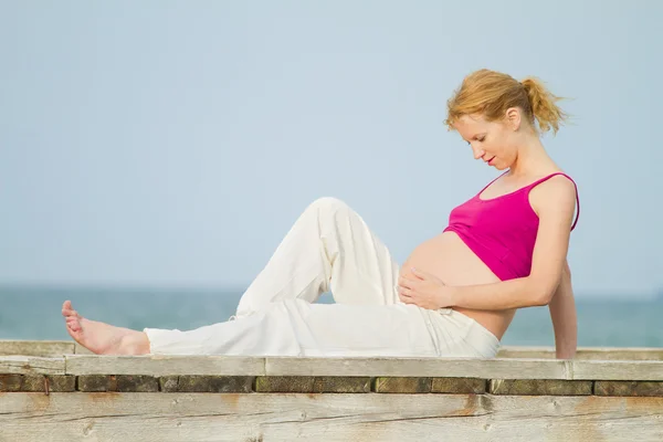 ビーチでの妊娠中の女性 — ストック写真
