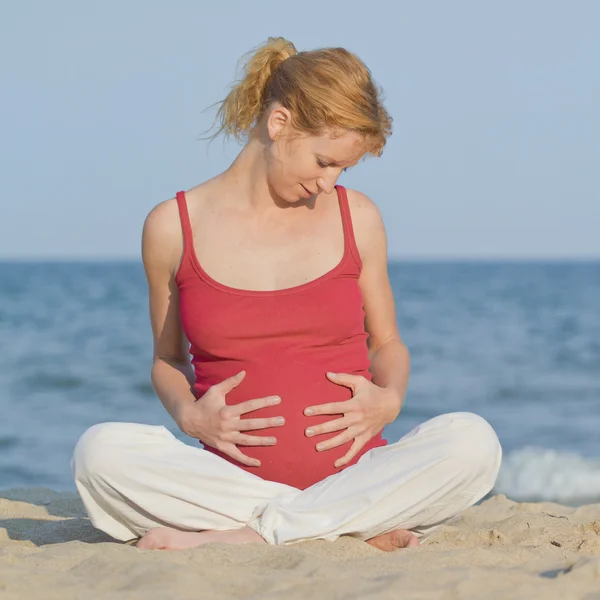 Terhes nő a tengerparton — Stock Fotó