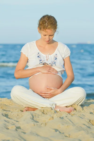 Sahilde hamile kadın — Stok fotoğraf
