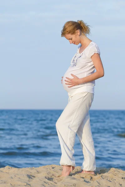 해변에 임신한 여자 — 스톡 사진