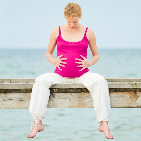 Mulher grávida na praia — Fotografia de Stock