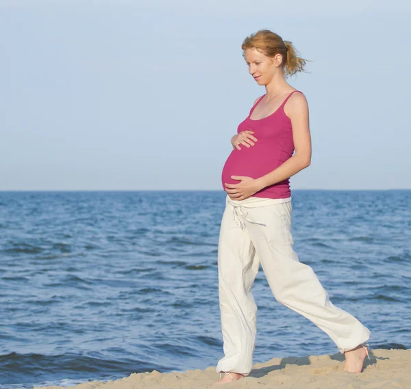 Těhotná žena na pláži — Stock fotografie