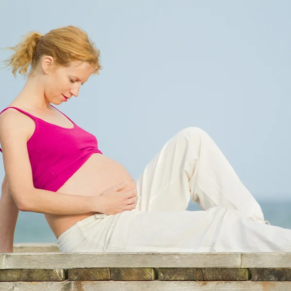 Těhotná žena na pláži — Stock fotografie