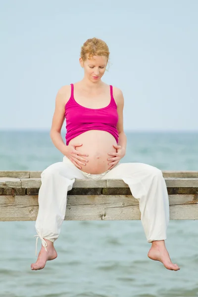 Gravid kvinde på stranden - Stock-foto