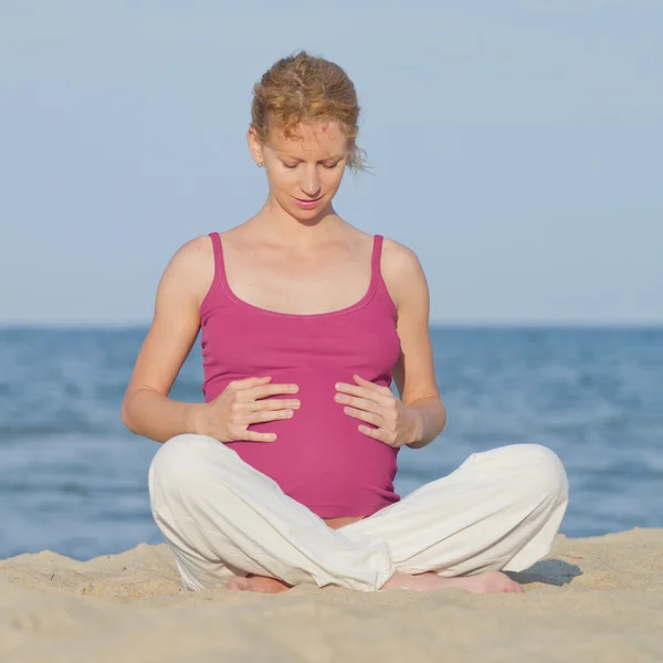 Donna incinta sulla spiaggia — Foto Stock