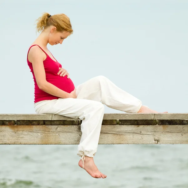 Mujer embarazada en la playa — Foto de Stock