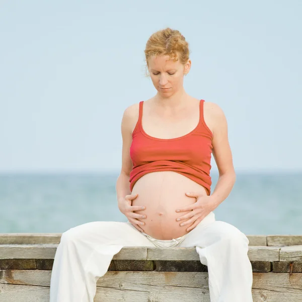 Gravid kvinde på stranden - Stock-foto