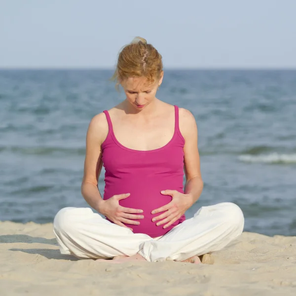 Schwangere am Strand — Stockfoto