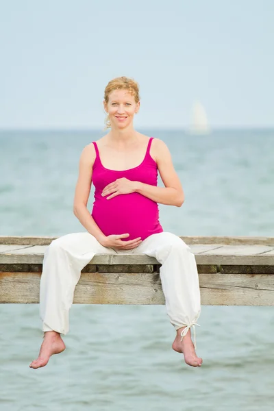 孕妇在海滩上 — 图库照片
