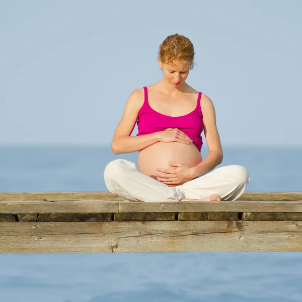 Donna incinta sulla spiaggia — Foto Stock