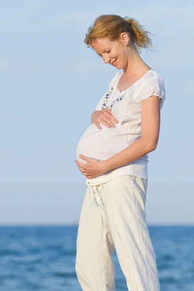 Femme enceinte sur la plage — Photo