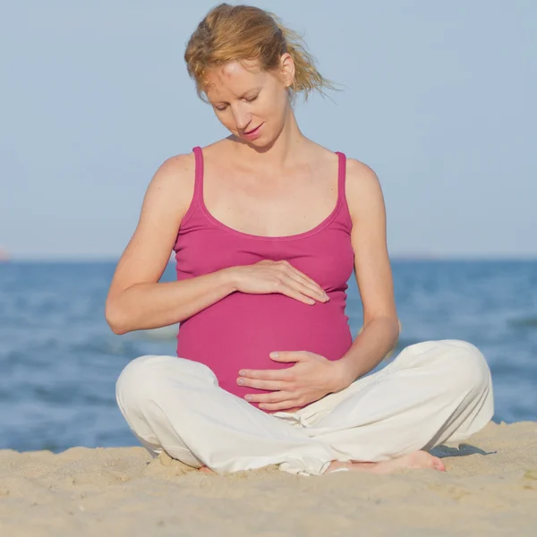 Terhes nő a tengerparton — Stock Fotó
