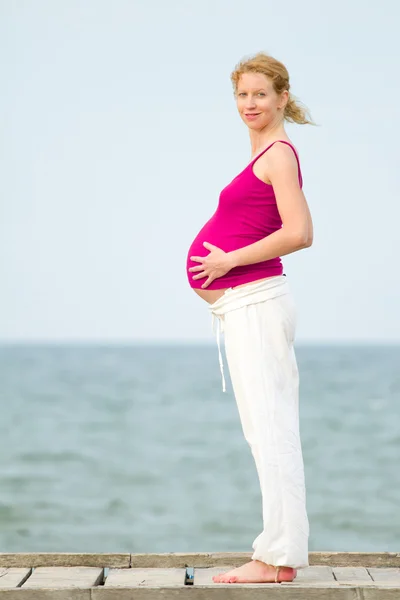 Gravid kvinna på strand — Stockfoto