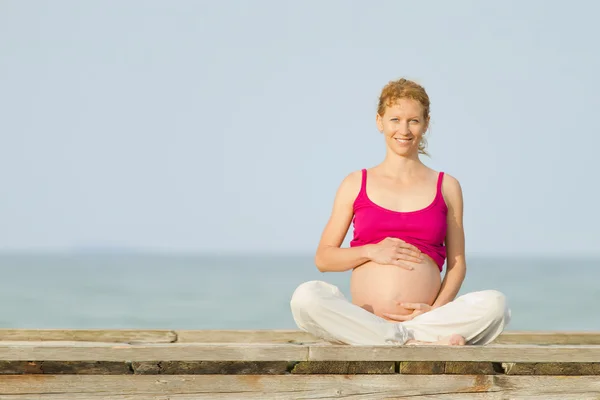 Mujer embarazada en la playa — Foto de Stock